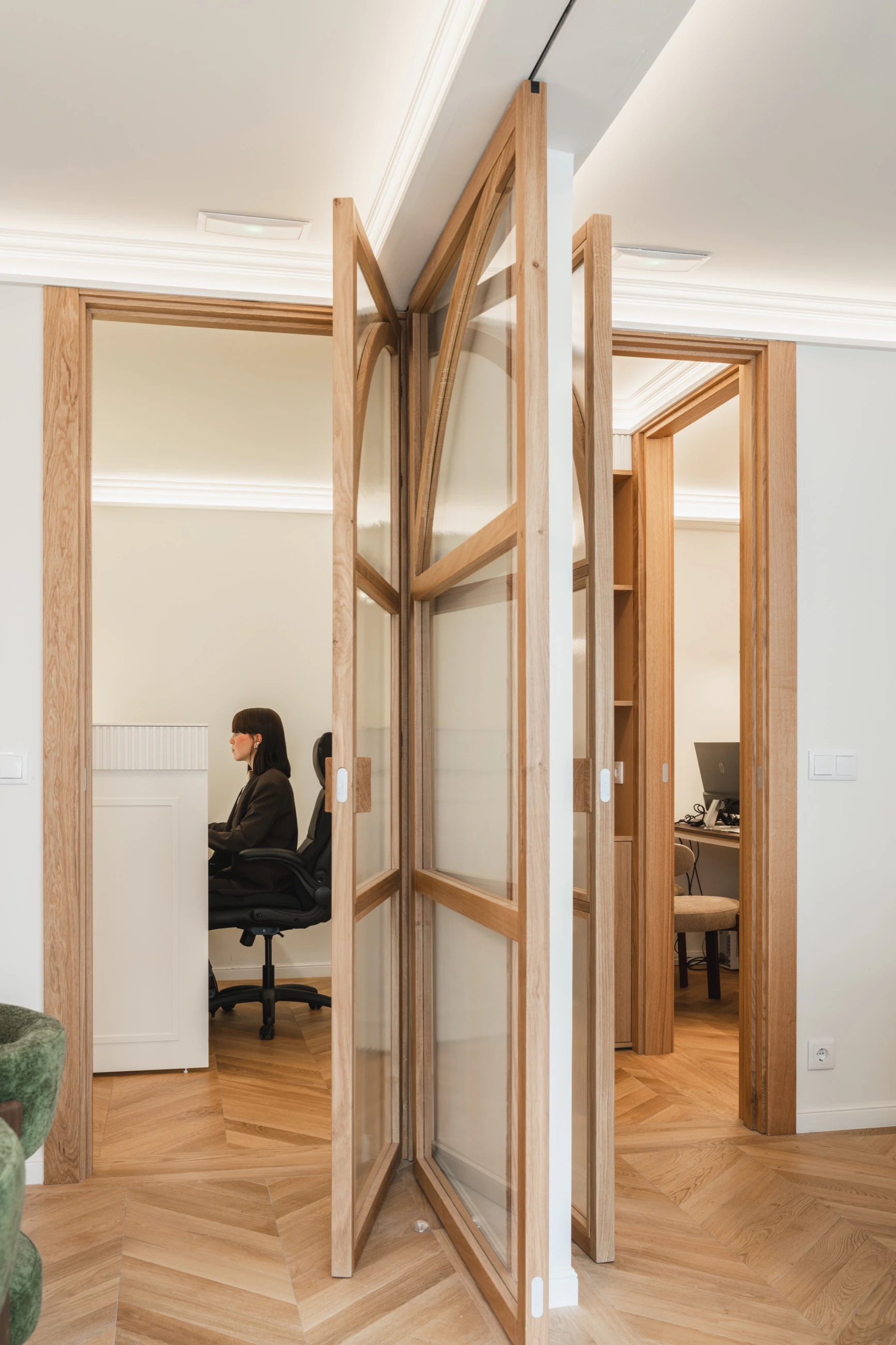 El equipo trabajando, visto entre las puertas de arco