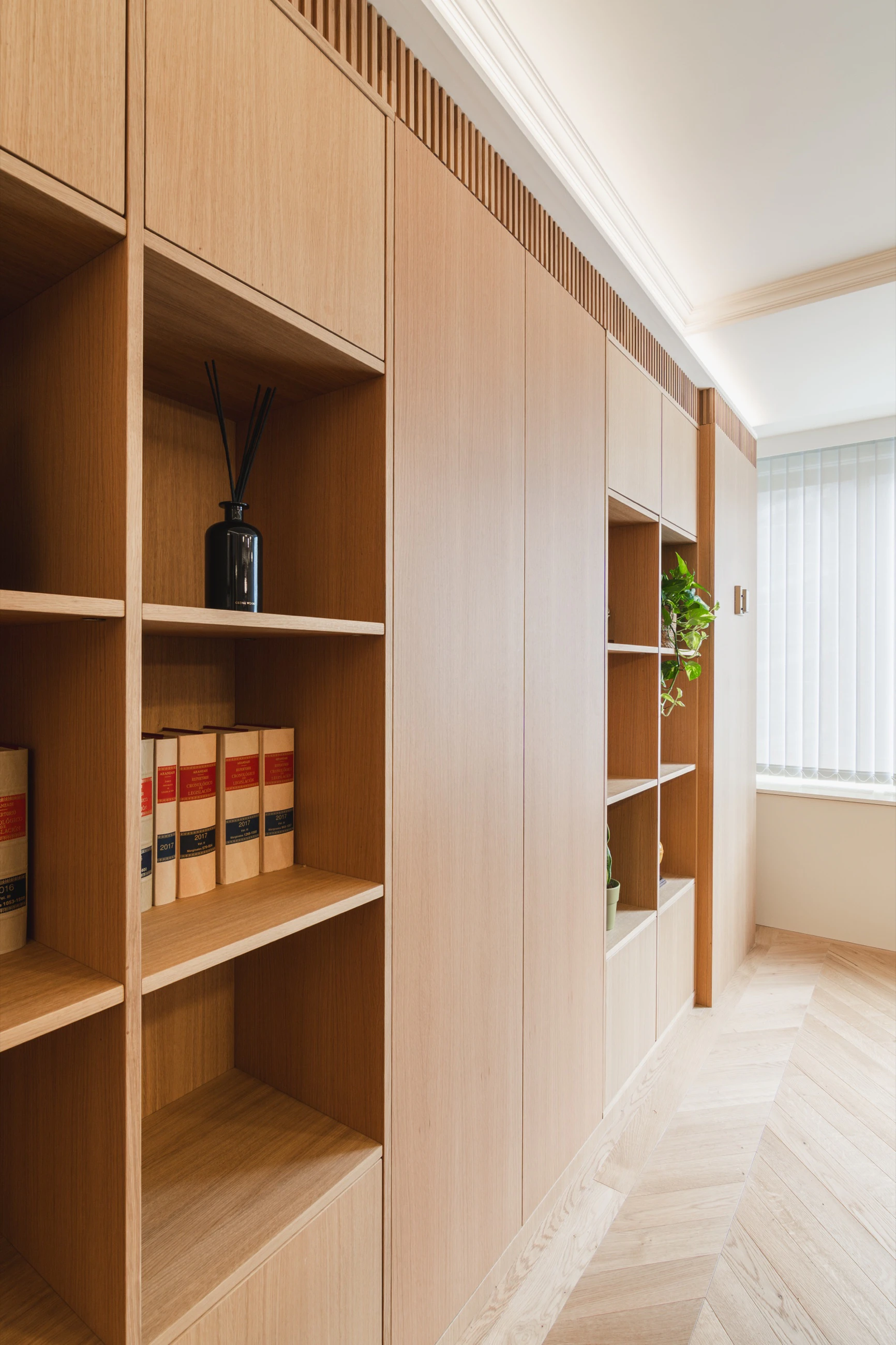 Mueble de roble a medida con estanterías del despacho